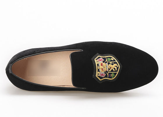 Des lunettes de velours, des lunettes de cuir, des chaussures.
