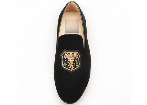 Des lunettes de velours, des lunettes de cuir, des chaussures.