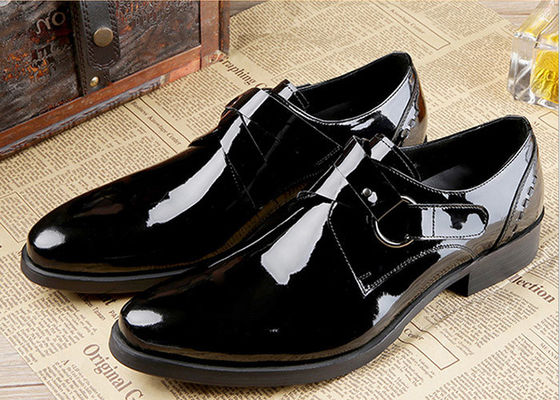 Hommes noirs brillants robe formelle chaussures en cuir breveté style oxford avec logo imprimé