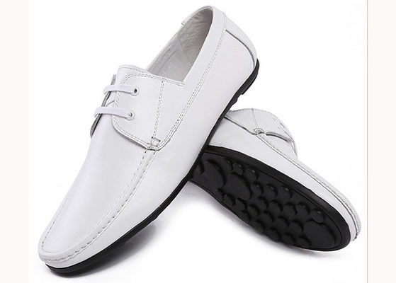 Des chaussures décontractées en cuir de vache blanc, des chaussures modernes pour hommes.