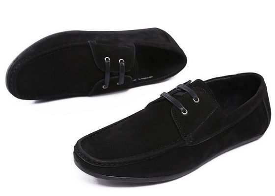 Des chaussures décontractées en cuir de vache blanc, des chaussures modernes pour hommes.