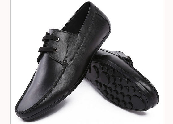 Des chaussures décontractées en cuir de vache blanc, des chaussures modernes pour hommes.