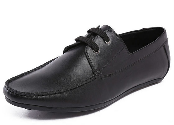Des chaussures décontractées en cuir de vache blanc, des chaussures modernes pour hommes.