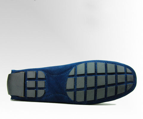 Des chaussures en cuir authentique faites à la main.
