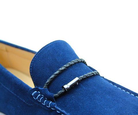 Des chaussures en cuir authentique faites à la main.