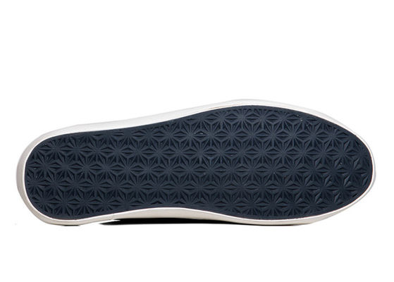 Des chaussures classiques pour hommes, des chaussures en cuir respirantes, des lacets à lache.