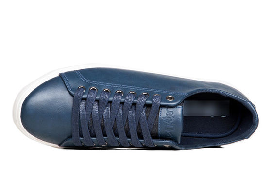 Des chaussures classiques pour hommes, des chaussures en cuir respirantes, des lacets à lache.