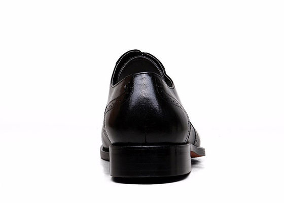 Des chaussures en cuir noir pour hommes, des chaussures d' homme.