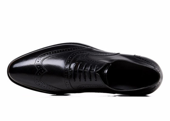 Des chaussures en cuir noir pour hommes, des chaussures d' homme.