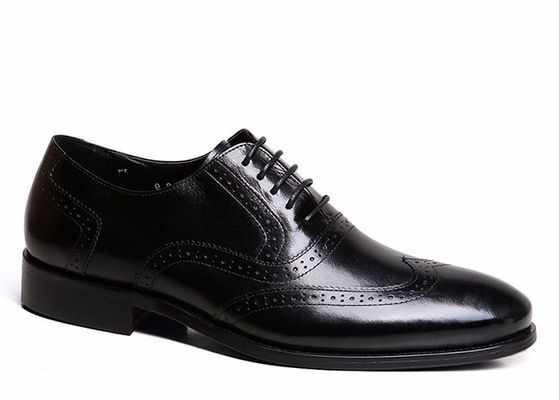 Des chaussures en cuir noir pour hommes, des chaussures d' homme.