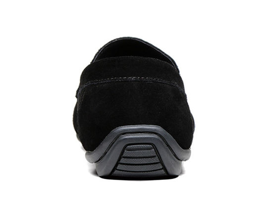 Des lunettes en suède d' été, des moccasins en cuir, des chaussures noires, des chaussures à talons.
