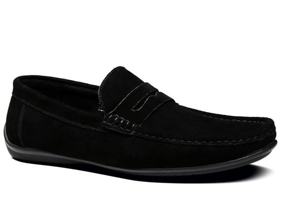 Des lunettes en suède d' été, des moccasins en cuir, des chaussures noires, des chaussures à talons.