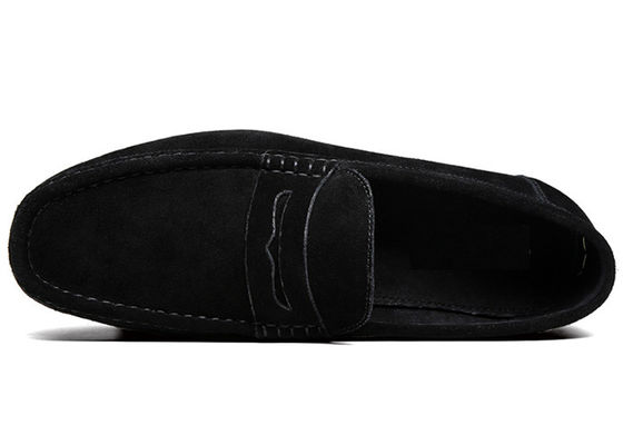 Des lunettes en suède d' été, des moccasins en cuir, des chaussures noires, des chaussures à talons.