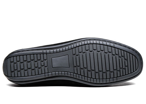 Des lunettes en suède d' été, des moccasins en cuir, des chaussures noires, des chaussures à talons.
