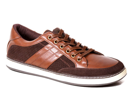 Des chaussures de sport classiques pour hommes bruns, des chaussures en cuir authentique.