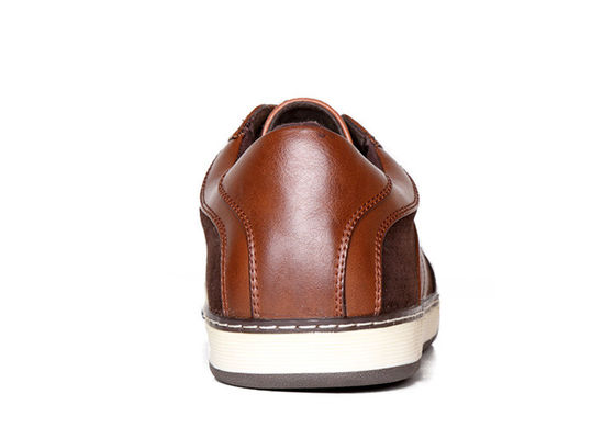 Des chaussures de sport classiques pour hommes bruns, des chaussures en cuir authentique.