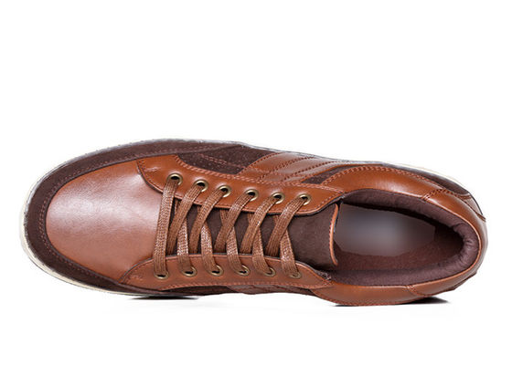 Des chaussures de sport classiques pour hommes bruns, des chaussures en cuir authentique.