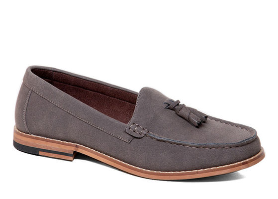 Des chaussures grises pour hommes, des chaussures de sport, des chaussures de mode pour hommes, des chaussures décontractées pour les fêtes.