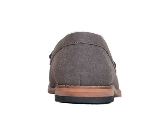 Des chaussures grises pour hommes, des chaussures de sport, des chaussures de mode pour hommes, des chaussures décontractées pour les fêtes.