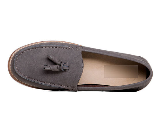 Des chaussures grises pour hommes, des chaussures de sport, des chaussures de mode pour hommes, des chaussures décontractées pour les fêtes.
