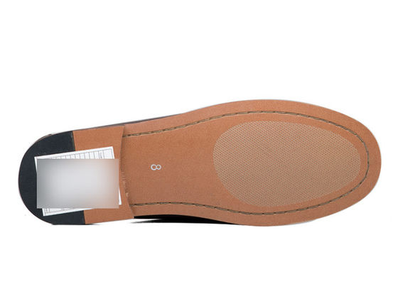 Des chaussures grises pour hommes, des chaussures de sport, des chaussures de mode pour hommes, des chaussures décontractées pour les fêtes.