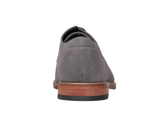 Des chaussures décontractées en cuir suède, des chaussures de conduite en cuir gris pour homme, faites à la main.