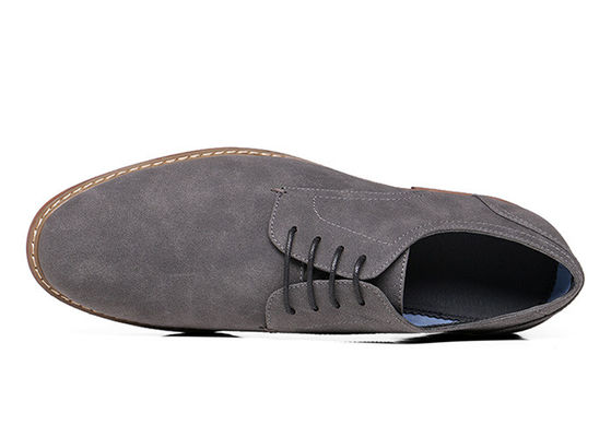 Des chaussures décontractées en cuir suède, des chaussures de conduite en cuir gris pour homme, faites à la main.