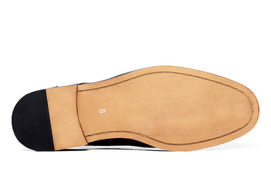 Des chaussures décontractées en cuir suède, des chaussures de conduite en cuir gris pour homme, faites à la main.