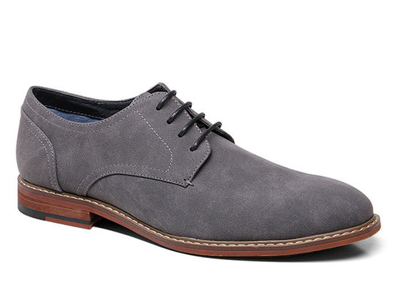Des chaussures décontractées en cuir suède, des chaussures de conduite en cuir gris pour homme, faites à la main.
