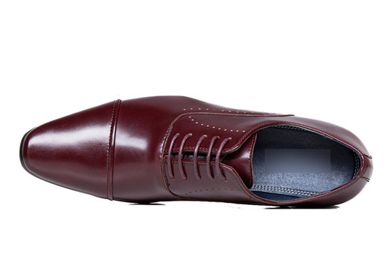 Taille normale, chaussures pour hommes à orteils pointus, chaussures pour adultes brunes avec dentelle.