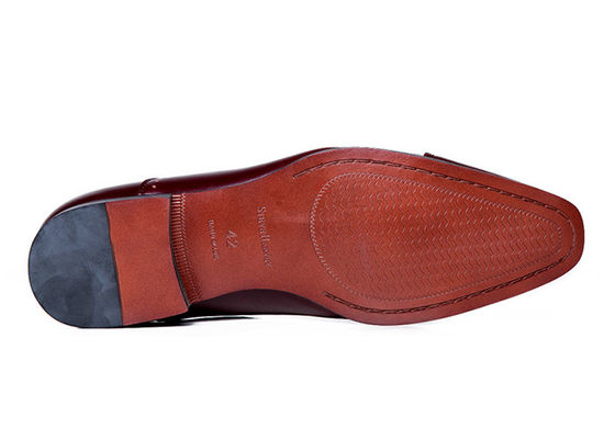 Taille normale, chaussures pour hommes à orteils pointus, chaussures pour adultes brunes avec dentelle.