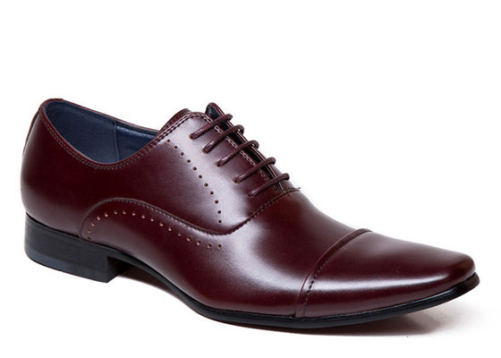 Taille normale, chaussures pour hommes à orteils pointus, chaussures pour adultes brunes avec dentelle.