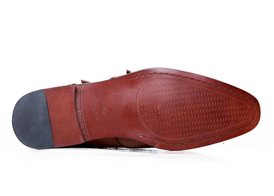Des chaussures à manches, des chaussures à bretelles, des chaussures pour hommes.