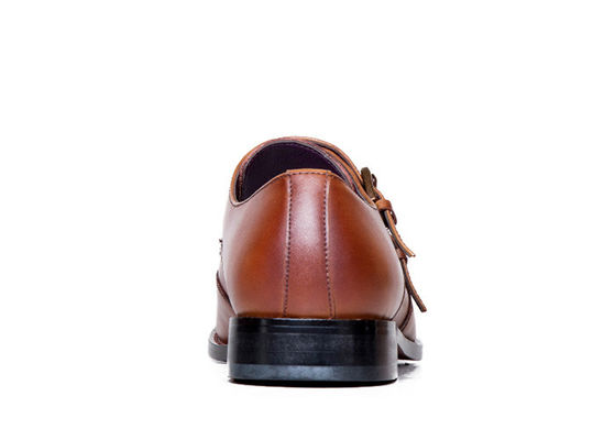 Des chaussures à manches, des chaussures à bretelles, des chaussures pour hommes.