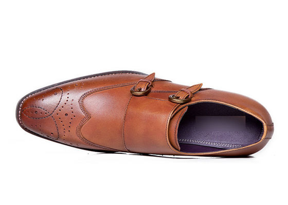 Des chaussures à manches, des chaussures à bretelles, des chaussures pour hommes.