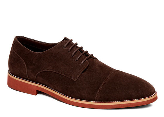 Des chaussures classiques en cuir authentique, des chaussures de conduite en suède.