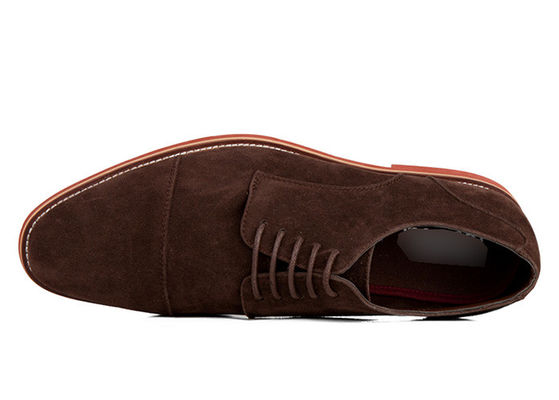Des chaussures classiques en cuir authentique, des chaussures de conduite en suède.