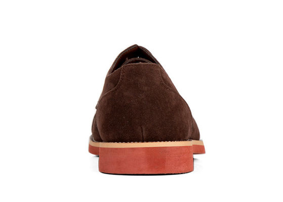 Des chaussures classiques en cuir authentique, des chaussures de conduite en suède.