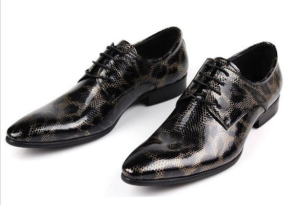 Des chaussures de style crocodile, des chaussures noires, des chaussures de nuit, des chaussures de peau de serpent.