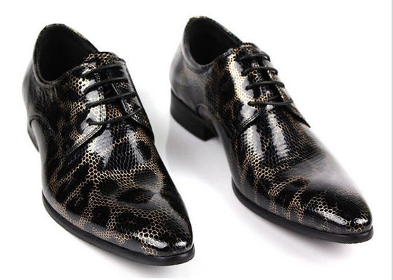 Des chaussures de style crocodile, des chaussures noires, des chaussures de nuit, des chaussures de peau de serpent.