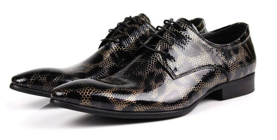 Des chaussures de style crocodile, des chaussures noires, des chaussures de nuit, des chaussures de peau de serpent.
