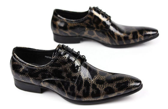 Des chaussures de style crocodile, des chaussures noires, des chaussures de nuit, des chaussures de peau de serpent.