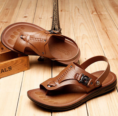 Sandals en cuir pour hommes et hommes de couleur brune avec courroie