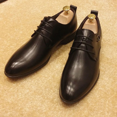 Des chaussures italiennes en cuir authentique pour hommes, chaussures de mariage, chaussures noires avec lacets.