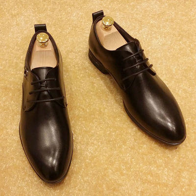 Des chaussures italiennes en cuir authentique pour hommes, chaussures de mariage, chaussures noires avec lacets.