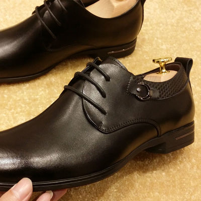 Des chaussures italiennes en cuir authentique pour hommes, chaussures de mariage, chaussures noires avec lacets.