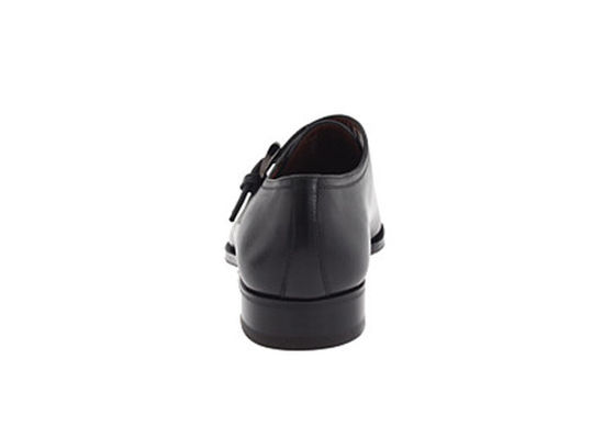 Des chaussures à bretelles de moine, des chaussures à bretelles de moine.