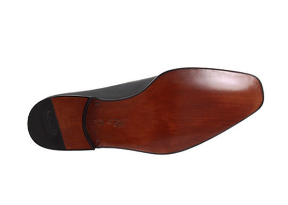 Des chaussures à bretelles de moine, des chaussures à bretelles de moine.