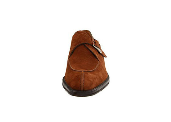 Des chaussures en cuir brun, des chaussures à bretelles.