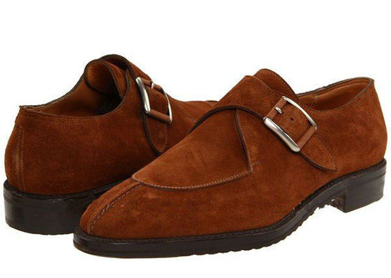 Des chaussures en cuir brun, des chaussures à bretelles.